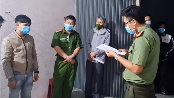 Bắt đối tượng rao bán vũ khí trên mạng, thu giữ 15 khẩu súng