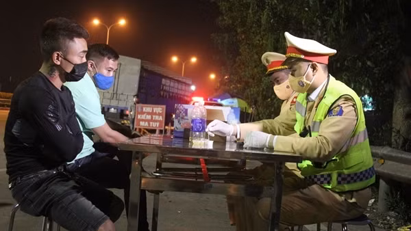 Test nhanh dương tính ma túy, tài xế khai “cắn kẹo” để bay cho phê ảnh 3