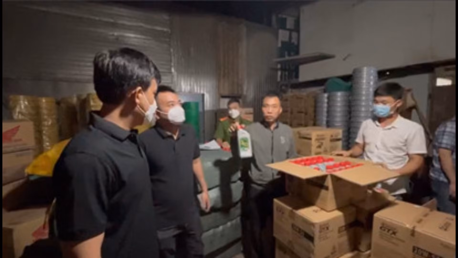 Triệt phá đường dây sản xuất, buôn bán dầu nhớt giả quy mô lớn -0