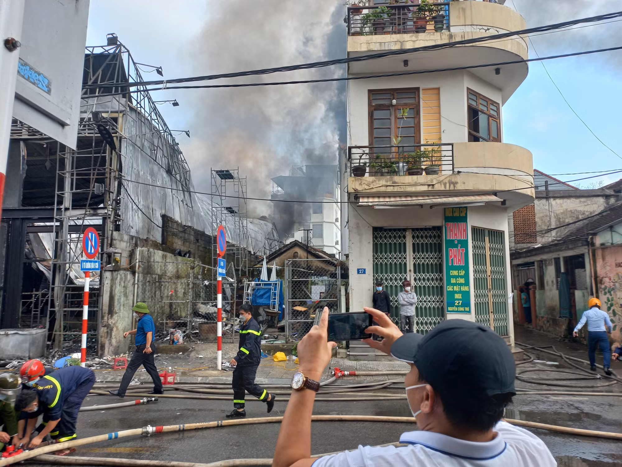 Cháy lớn quán bar, lửa lan sang nhà dân -1
