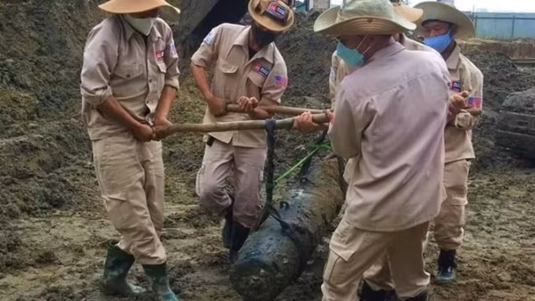 Quả bom hơn 3 tạ còn nguyên ngòi nổ nằm cạnh đường ray tàu hoả ảnh 3