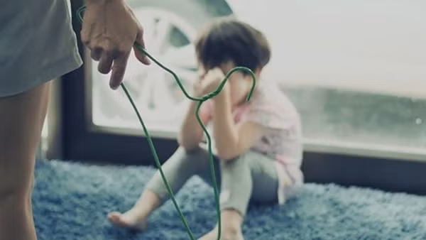 Khởi tố bị can đối với dì ruột dùng cán chổi hành hạ cháu gái ảnh 2