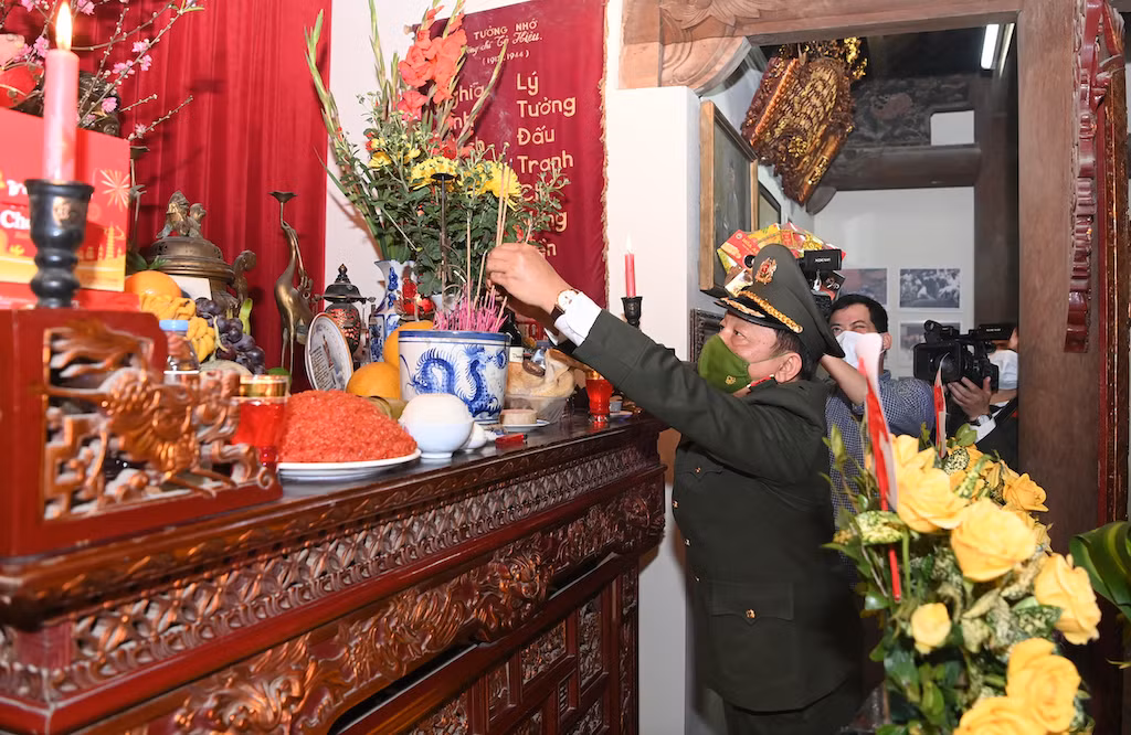 Đoàn Đại biểu Đảng ủy Công an Trung ương dâng hương tượng niệm đồng chí Tô Hiệu -0