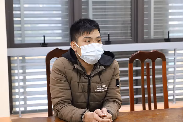 Vận động đối tượng truy nã xuất cảnh trái phép ra đầu thú -0