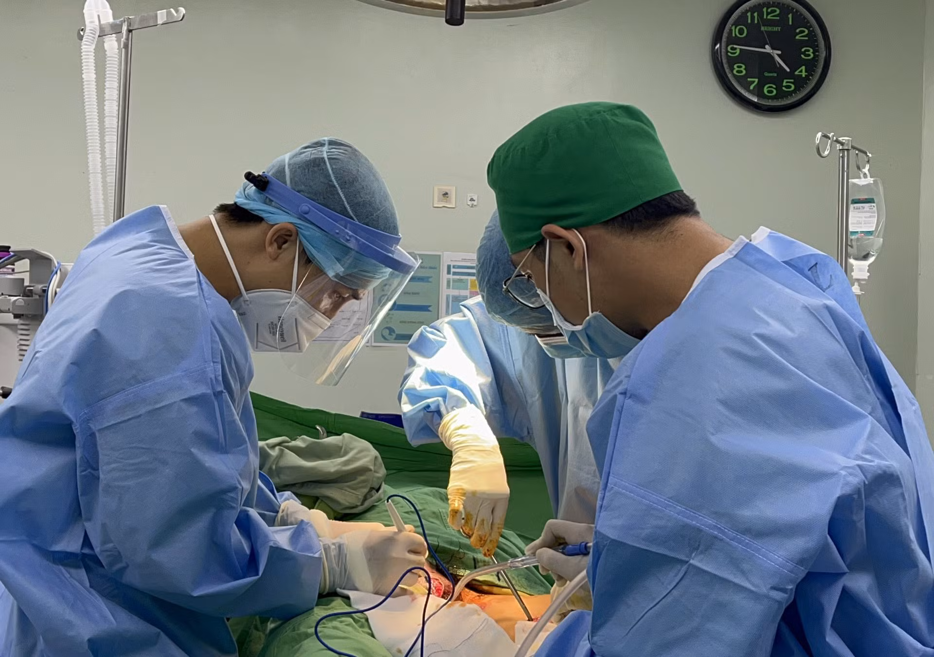 Cứu sống bệnh nhân bị đạn bắn xuyên “của quý” -0