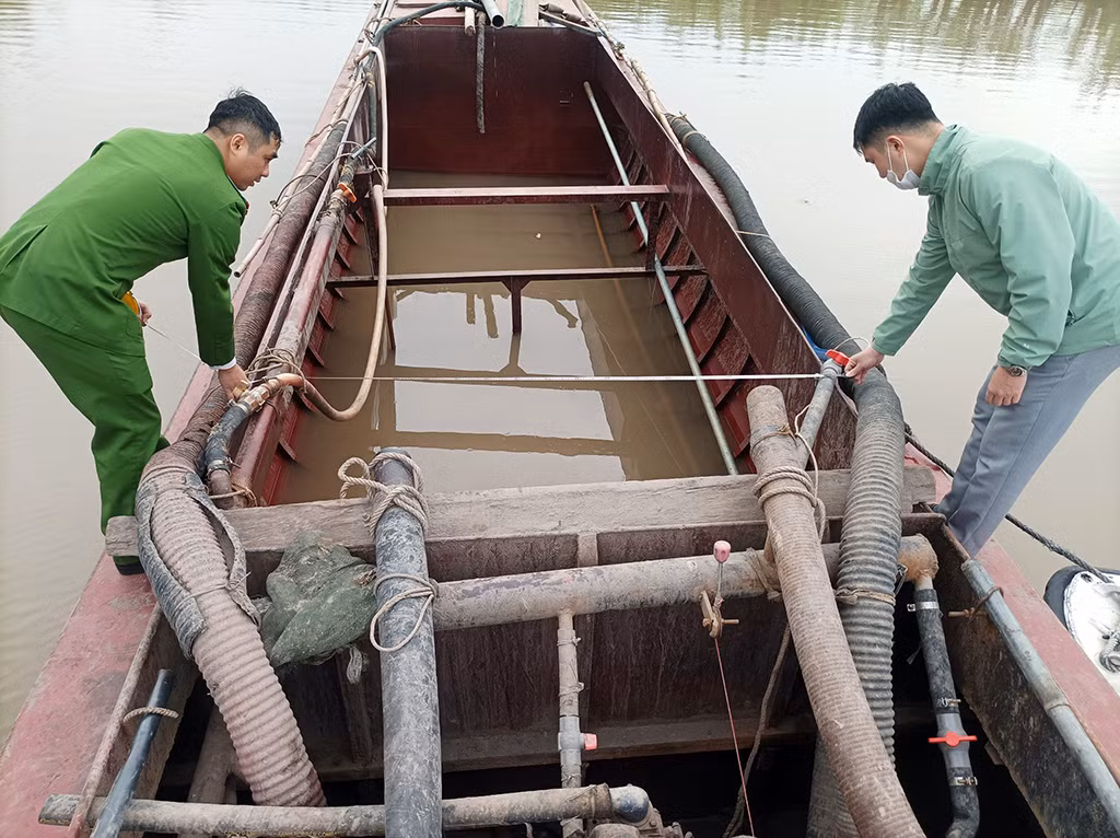 Tạm giữ đối tượng chống đối, đẩy ngã 3 CSGT đường thủy xuống sông -0
