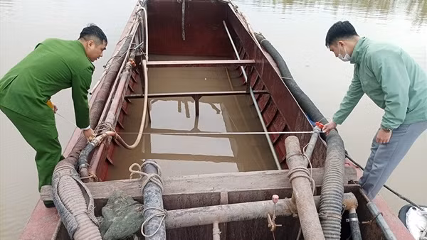 Tạm giữ đối tượng chống đối, đẩy ngã 3 CSGT đường thủy xuống sông