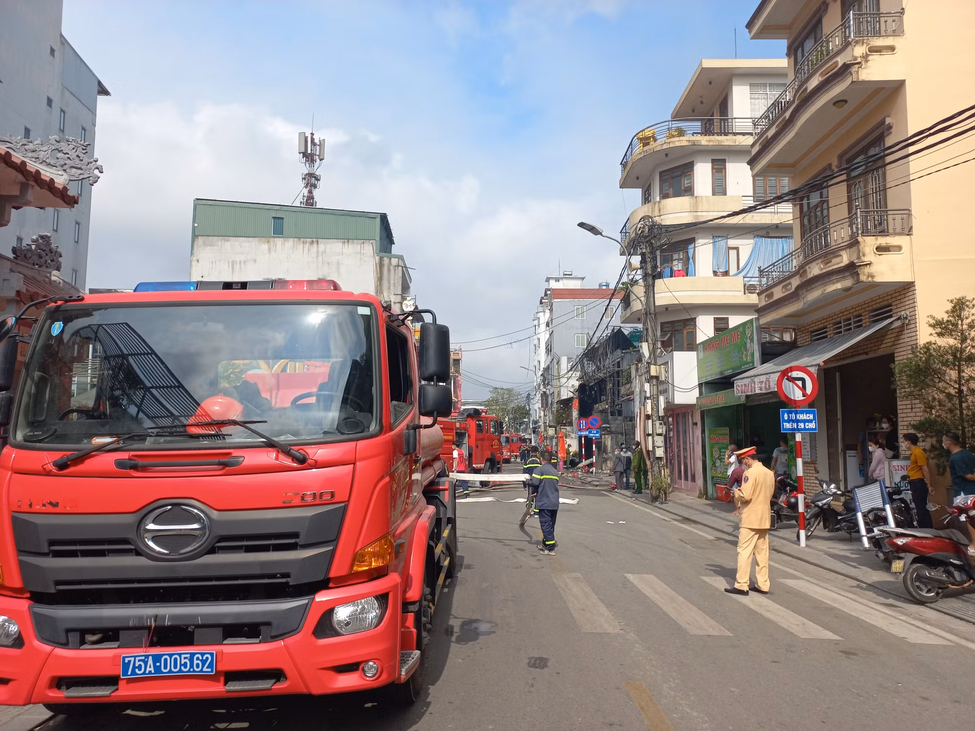 Cháy lớn quán bar, lửa lan sang nhà dân -0