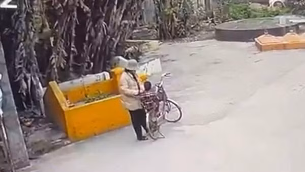 Xác định được người phụ nữ thả bé gái xuống cống ngập nước