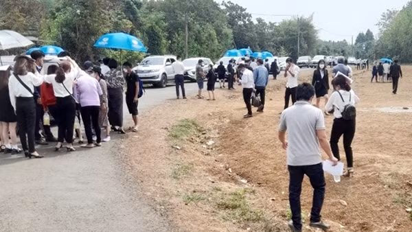 Dân nghèo trắng tay trong "cơn sốt" đất ảnh 3