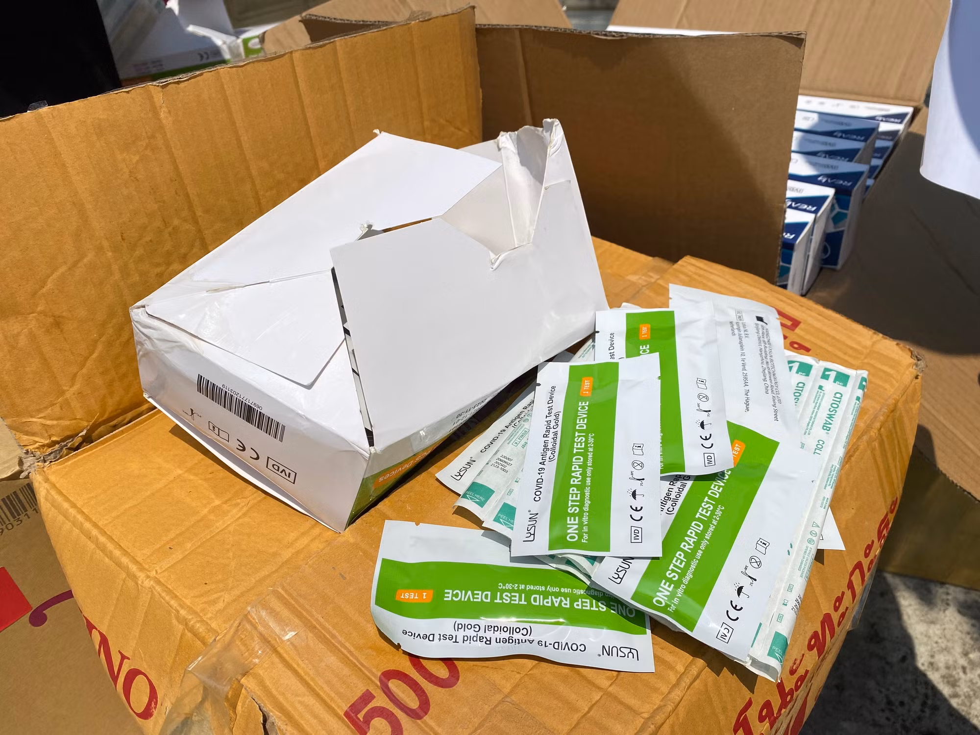Thu giữ 6.000 kit test COVID-19 không rõ nguồn gốc trên ô tô khách -0