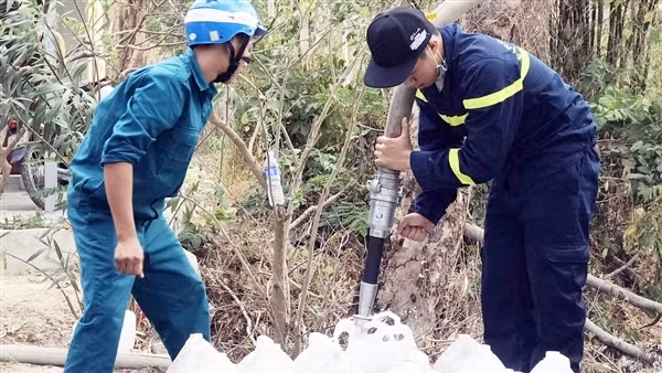Hàn xì gây cháy quán bar tại TP Huế, lửa lan sang nhà dân ảnh 8