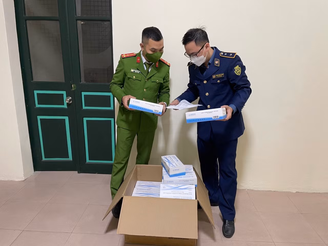 Thu giữ gần 2.000 que test COVID-19 không rõ nguồn gốc -0