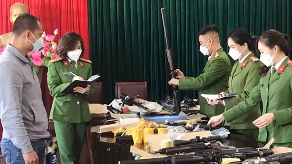 Hai ô tô chở hơn 10 nghìn viên đạn cùng phụ kiện súng hơi