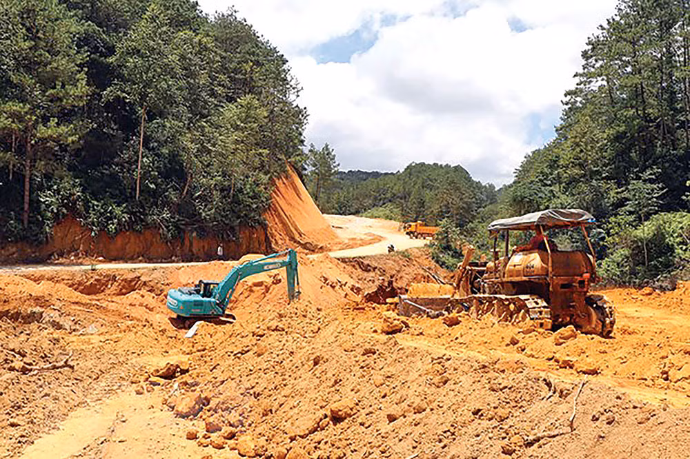 Nguy cơ chậm tiến độ các dự án cải tạo, nâng cấp các đoạn xung yếu trên QL24 và QL25 -0
