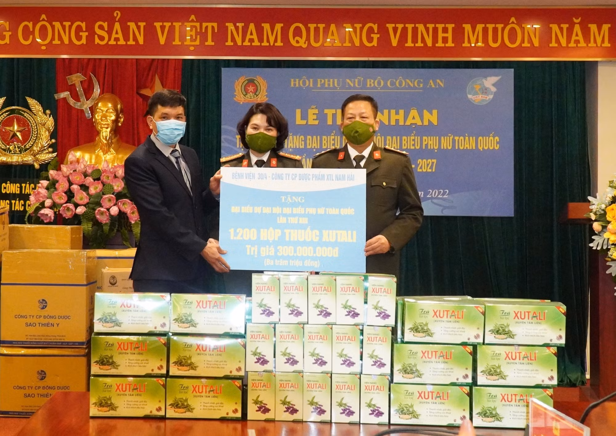 Hội Phụ nữ Bộ Công an tiếp nhận tặng phẩm các đơn vị tặng Đại hội đại biểu phụ nữ toàn quốc lần thứ XIII -0