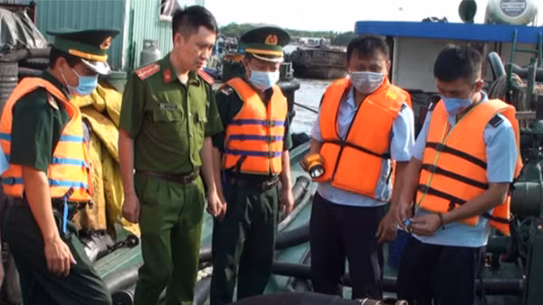 Bắt gần 500 tấn dầu không rõ nguồn gốc khu vực sông Sài Gòn