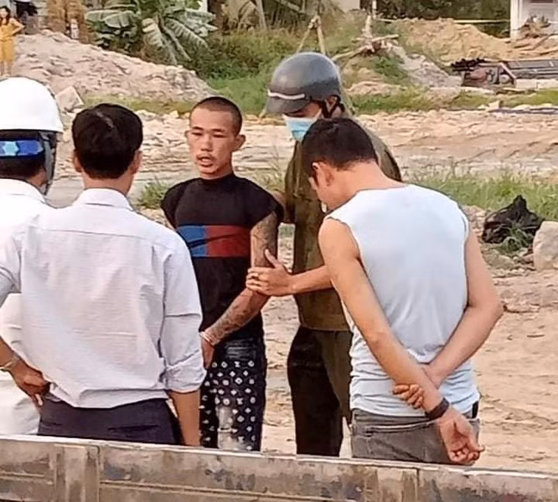 Mâu thuẫn, tài xế máy xúc hủy hoại tài sản -0
