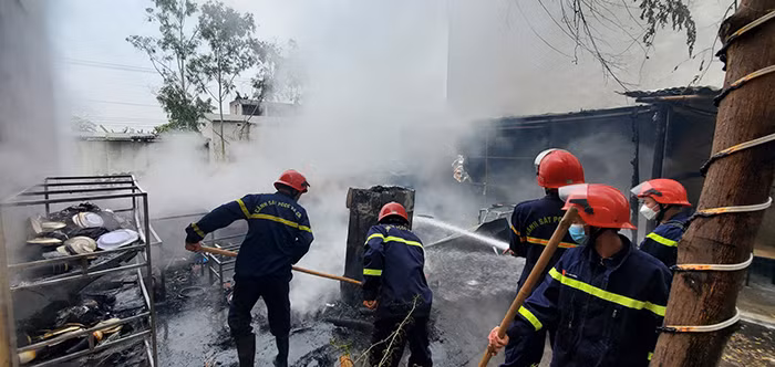 Dập tắt đám cháy tại khu vực bếp của cửa hàng đồ nướng -0