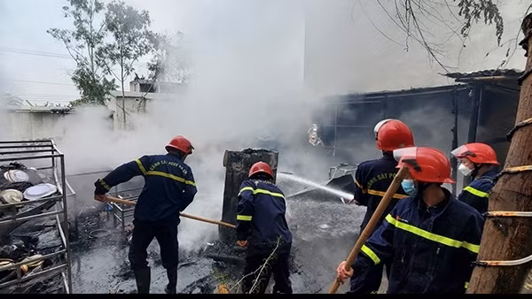 Ôm vợ con thoát khỏi đám cháy trong tiệm sửa xe ảnh 4