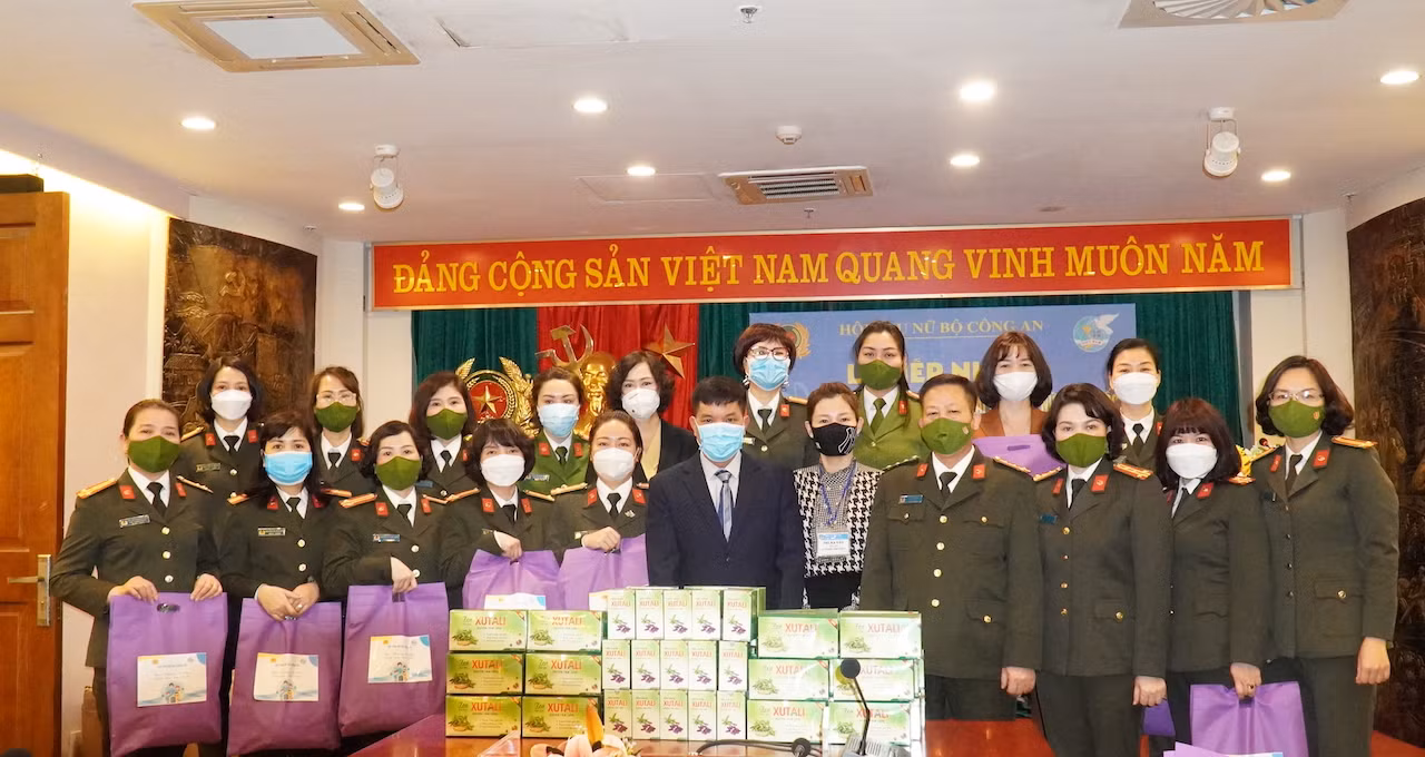 Hội Phụ nữ Bộ Công an tiếp nhận tặng phẩm các đơn vị tặng Đại hội đại biểu phụ nữ toàn quốc lần thứ XIII -0