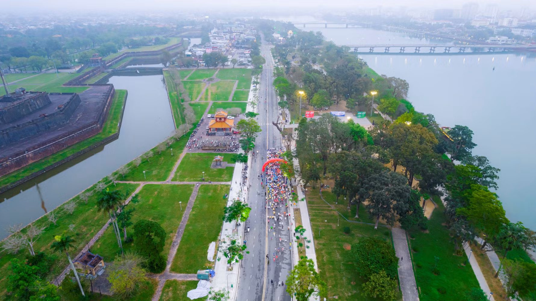 Hơn 4.000 người cùng chạy “Vì một Huế xanh” -0