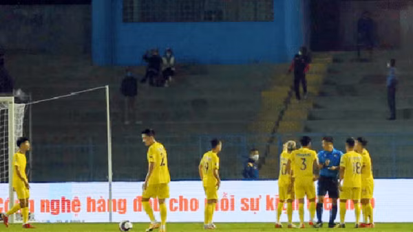 Trọng tài V.League: VAR tự chế và giấc mơ có VAR thật