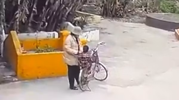 Bé gái hơn 2 tuổi bị bỏ rơi dưới cống ngập nước