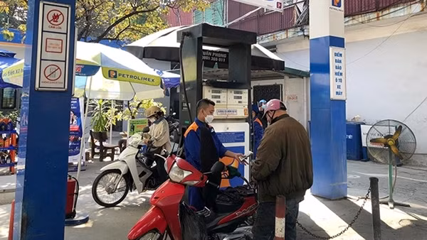Còn nhiều dư địa để giảm giá xăng dầu ảnh 2