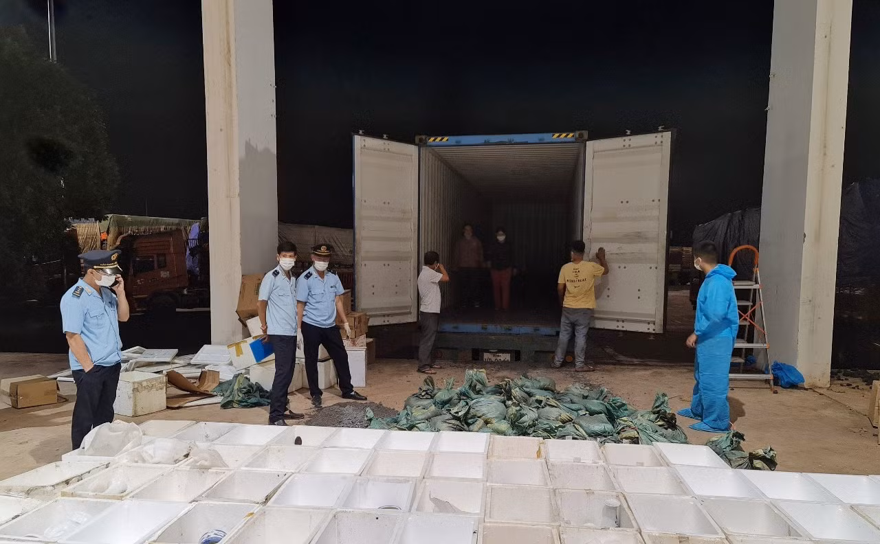 Phát hiện vụ buôn lậu “núp bóng” hàng quá cảnh -0