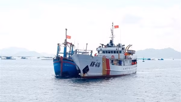 Tìm kiếm cứu nạn và lai dắt an toàn tàu cá của ngư dân Khánh Hòa