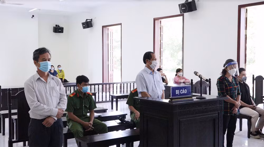 Nguyên 2 hiệu trưởng và kế toán trưởng Trung tâm GDTX Bình Phước lãnh án -0