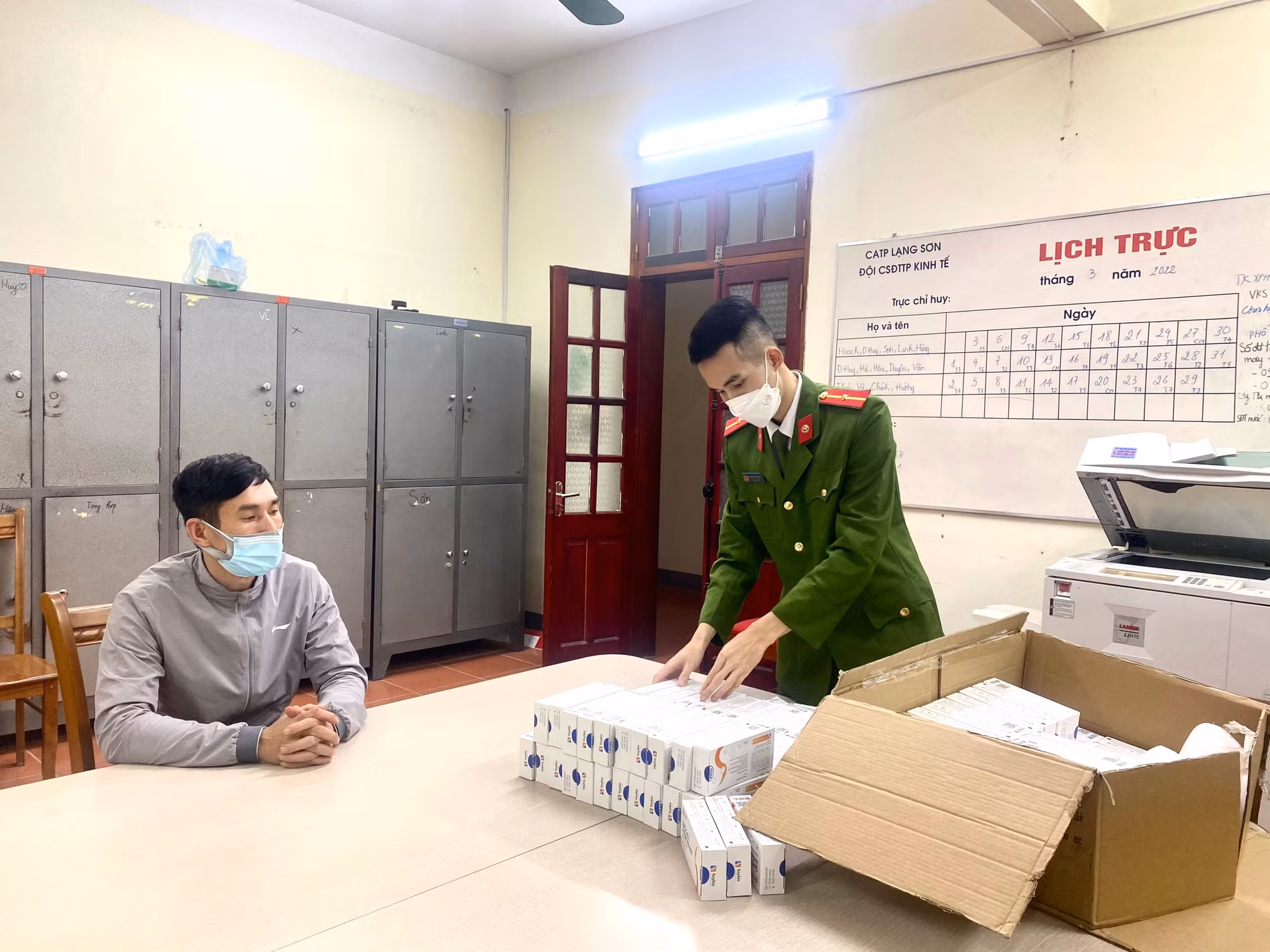 đội cảnh sát kinh tế công an thành phố tiến hành kiểm đếm số hàng hóa vi phạm.jpg -1