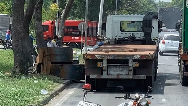Xe tải thắng gấp, cuộn sắt rơi trúng người bán vé số