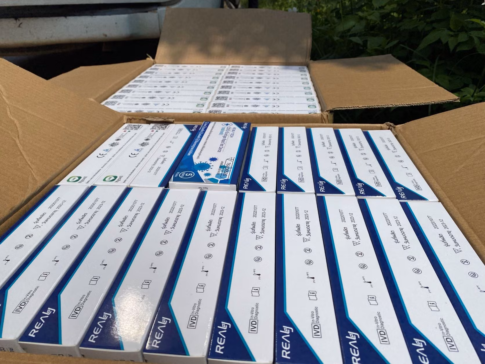 Thu giữ 6.000 kit test COVID-19 không rõ nguồn gốc trên ô tô khách -0