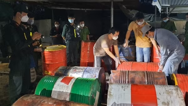 Cơ sở tái chế dầu nhớt thải trái phép rồi bán giá bèo ảnh 7