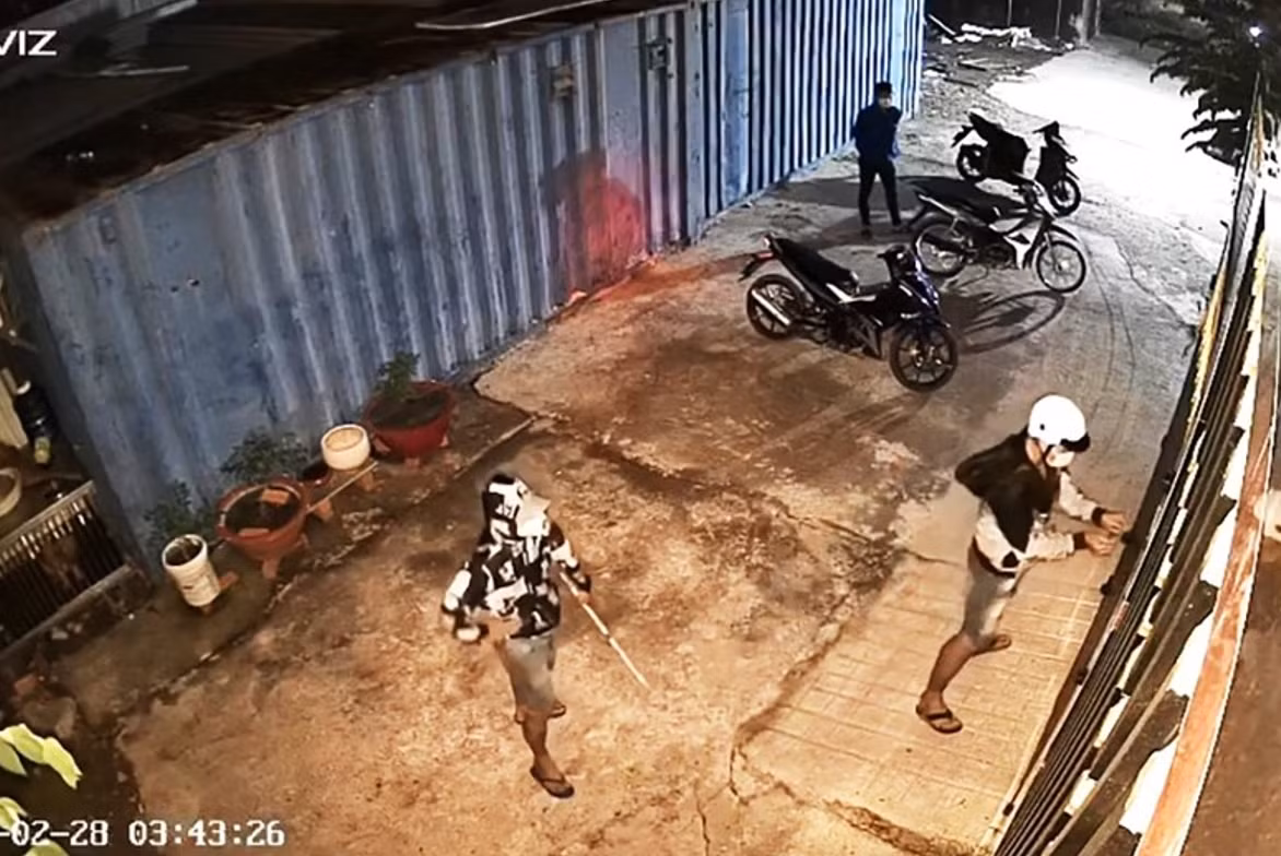 Trộm vặt manh động đe dọa chủ nhà khi bị phát hiện -0