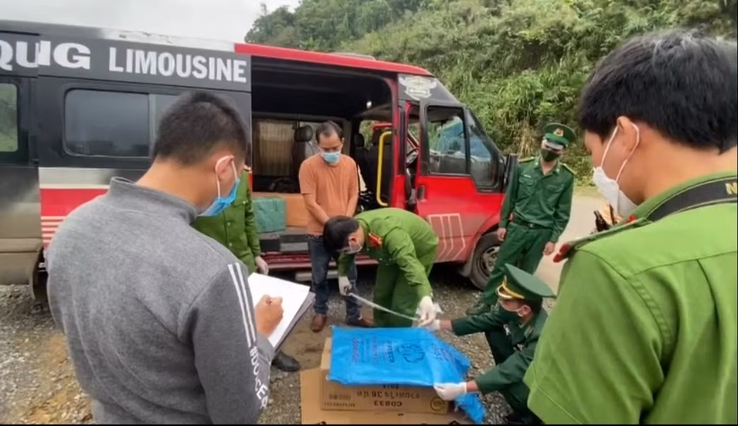 Gặp CSGT, lái xe bỏ chạy cùng gần 3 tạ pháo lậu