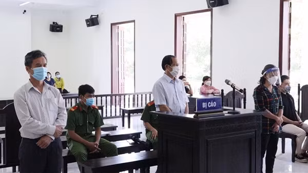Nguyên 2 hiệu trưởng và kế toán trưởng Trung tâm GDTX Bình Phước lãnh án