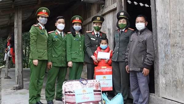 “Tặng áo dài - Trao yêu thương” ảnh 5