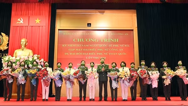 Nỗ lực học tập, làm theo 6 điều Bác Hồ dạy CAND ảnh 1