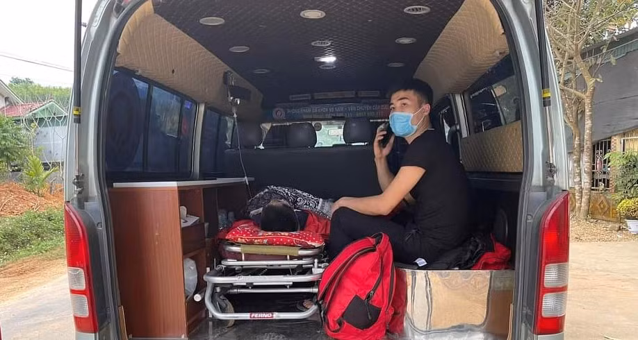Giúp người thân dỡ nhà bị “Xà cầy” đâm xuyên qua người -0