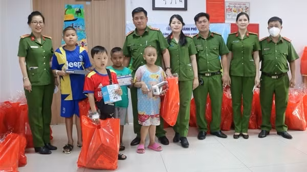 Công an TP Hồ Chí Minh tổ chức nhiều hoạt động vui chơi, tặng quà các em thiếu nhi