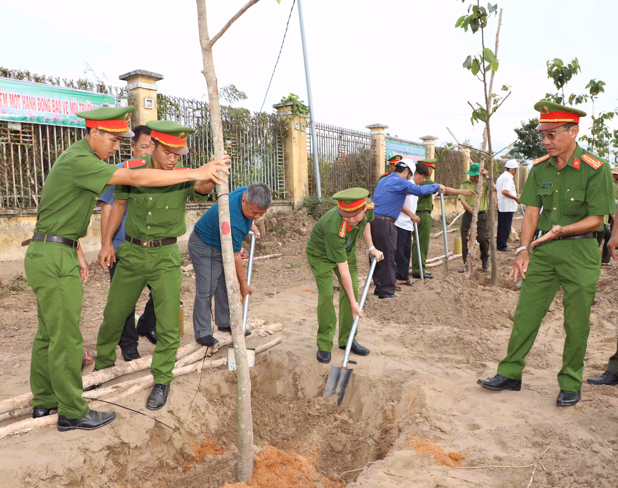 Công an tỉnh Sóc Trăng tổ chức Tết trồng cây năm 2024 -1