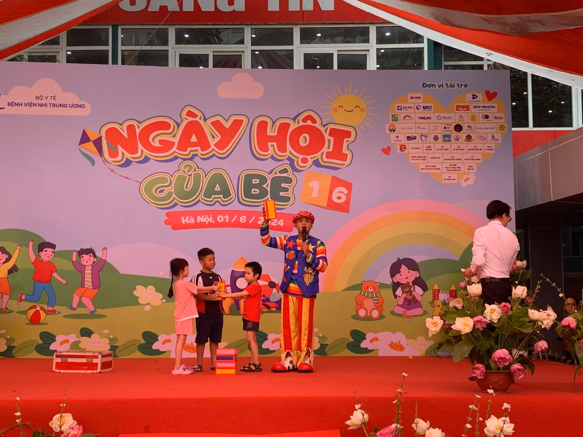 Tết thiếu nhi của những em bé trong bệnh viện -0
