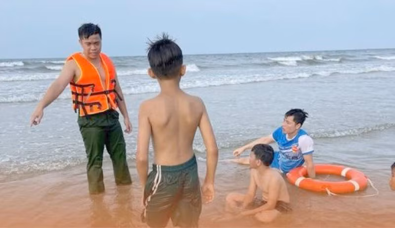 Những chiến sỹ Công an xã nỗ lực cứu em nhỏ bị đuối nước -0