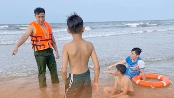 Công an xã nỗ lực cứu 3 em nhỏ bị đuối nước