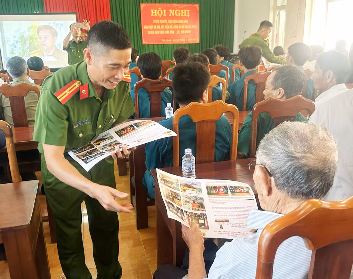 Tuyên truyền về Luật Căn cước và vận động nhân dân giao nộp VK, VLN, CCHT tại Đắk Nông -0