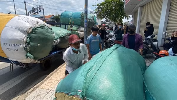 Bị phạt vì chở hàng cồng kềnh, nhiều tài xế lý do... mưu sinh