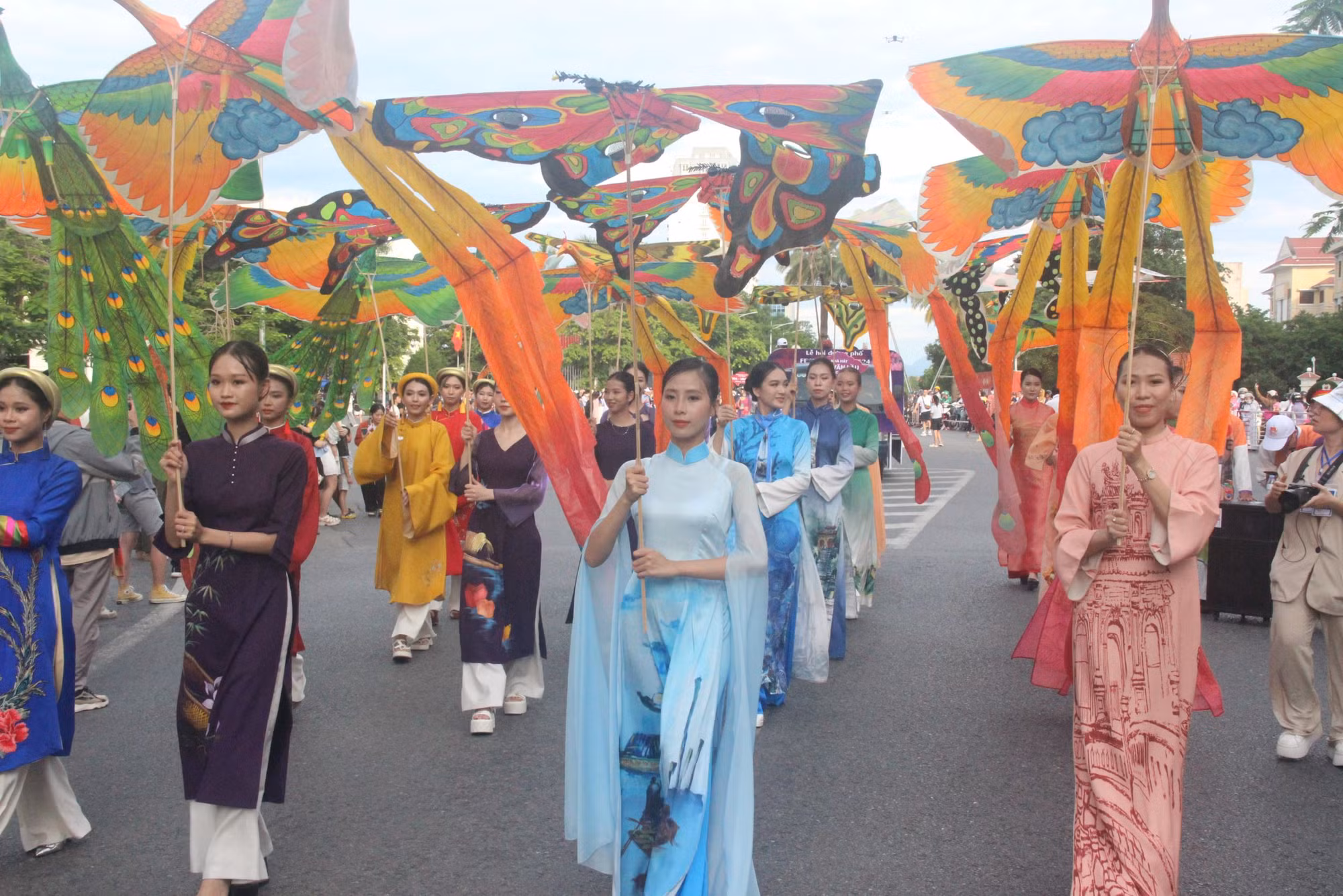 Rực rỡ sắc màu văn hóa tại lễ hội đường phố Festival Huế 2024 -1